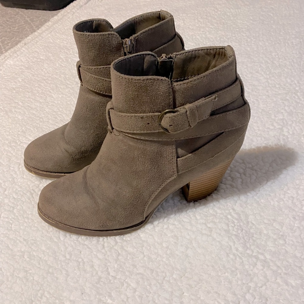 Womens medium heel ankle booties size 8
